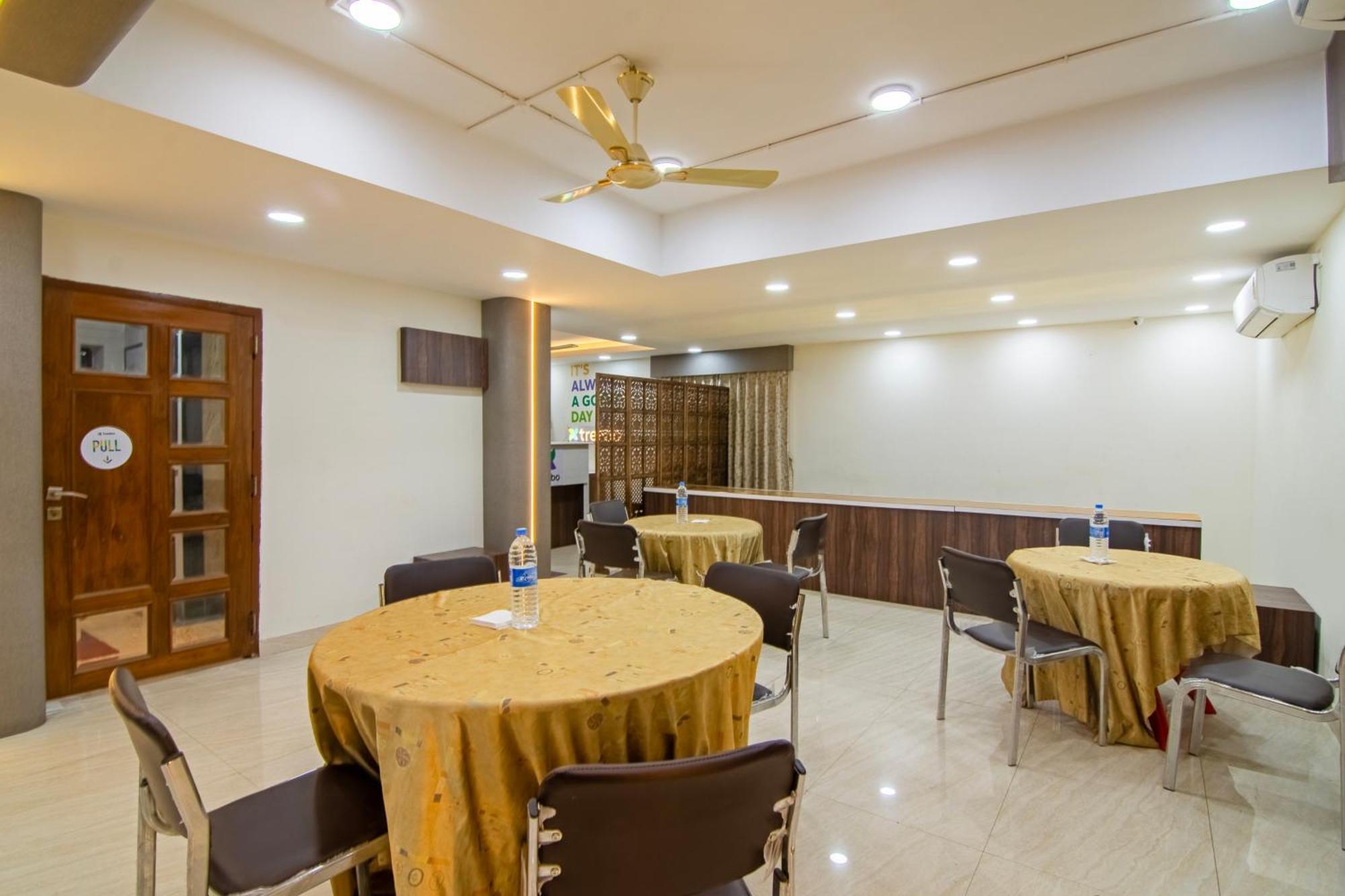 Treebo Petals Banquet & Suites - Calcutta Buitenkant foto